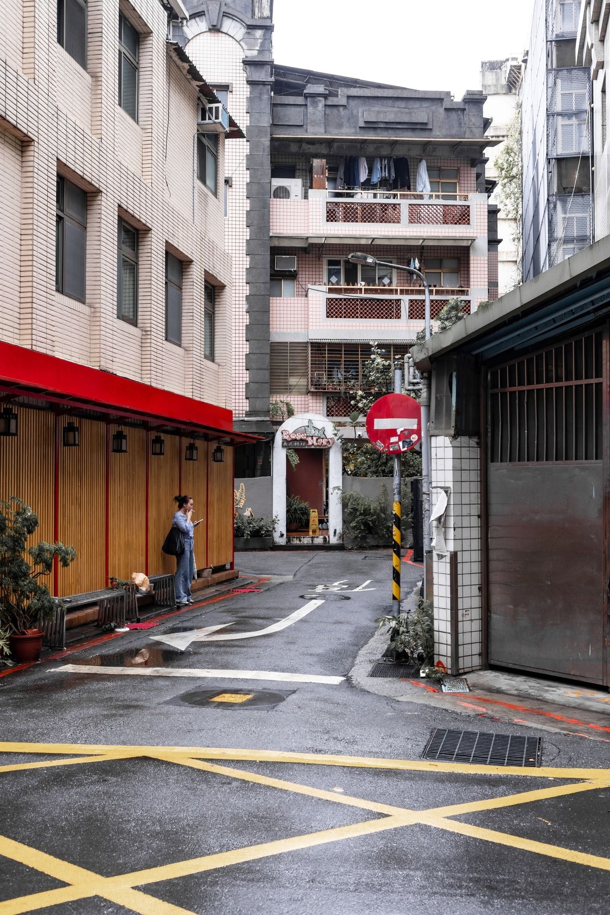 Taipei city street scene where English teachers in Taiwan live and work