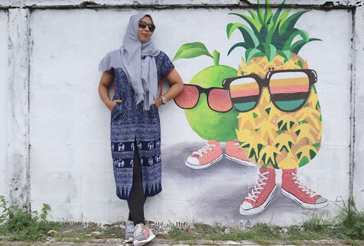 Saara next to a street art.