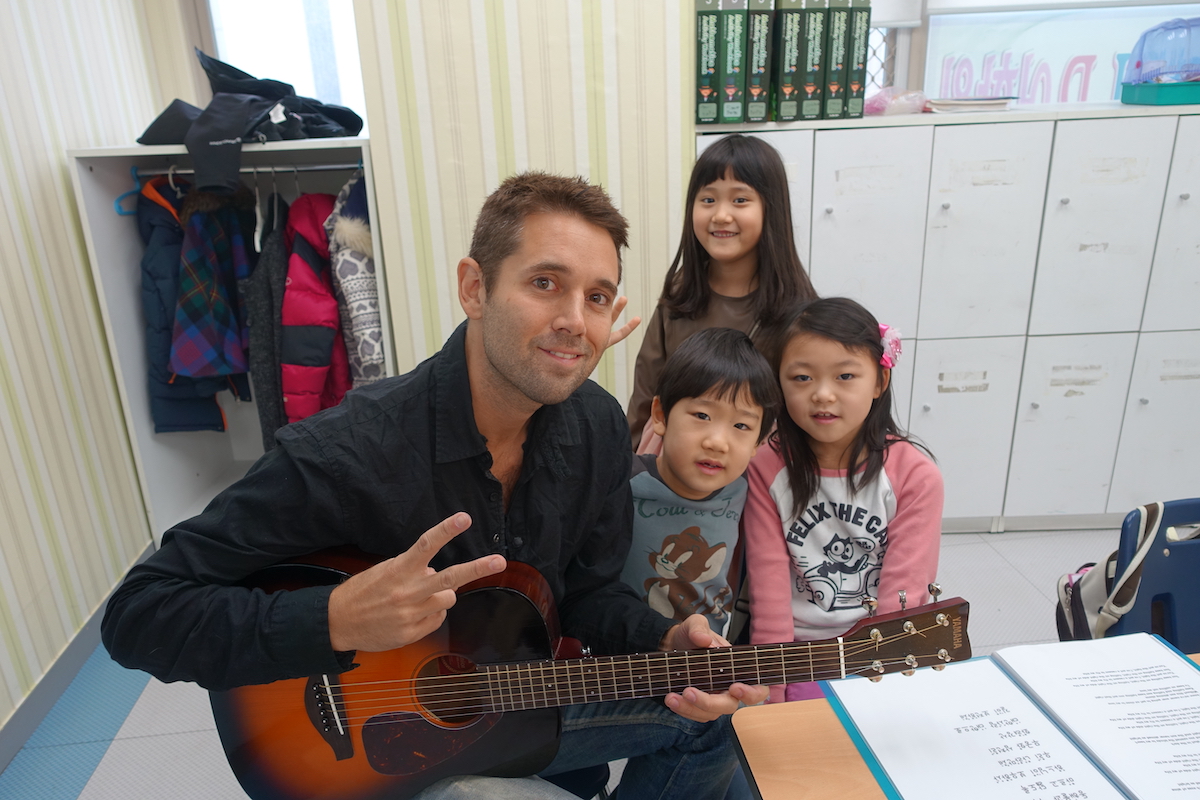 freelance english teacher Ryan with students