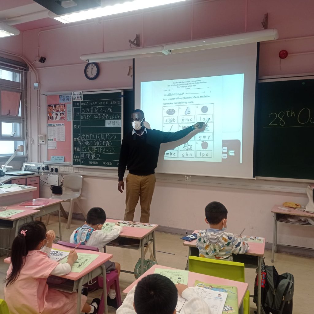 TEFL Teacher teaching to young learners in Hong Kong