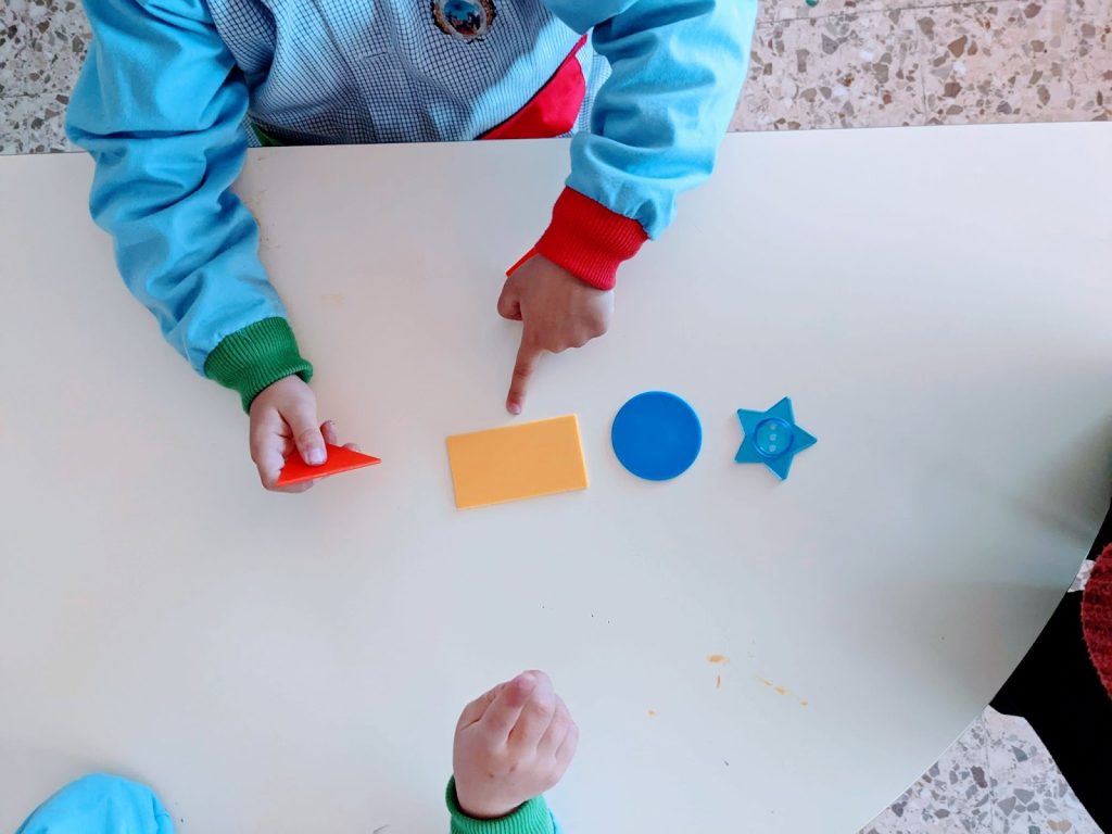 Learning English shapes and colors in the classroom